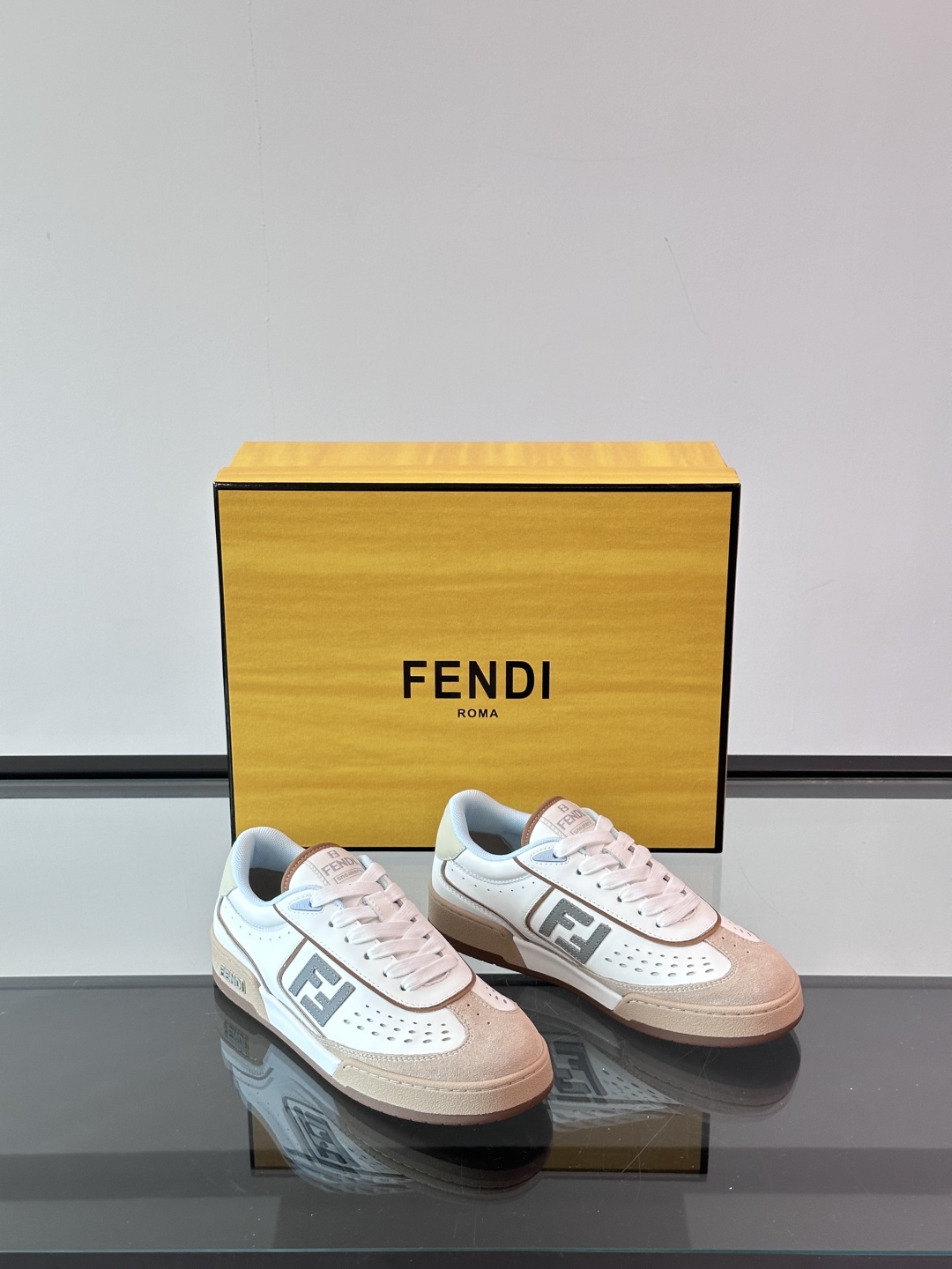 Fendi芬迪2025新色系列情侣👫板鞋休闲鞋 FD match 系带运动鞋 升级新款 
拼接鞋面 新鲜