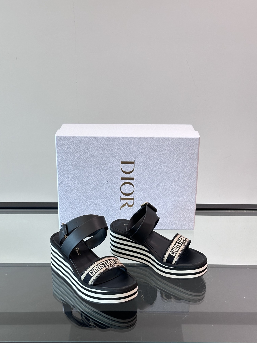 迪奥 Dior 2025Dway 早春新款一字拖坡跟女凉鞋 CD字母logo立体刺绣凉鞋 市面顶级版本材