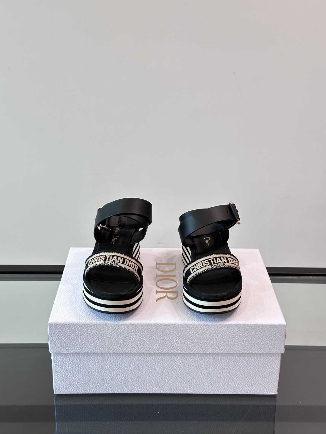迪奥 Dior 2025Dway 早春新款一字拖坡跟女凉鞋 CD字母logo立体刺绣凉鞋 市面顶级版本材