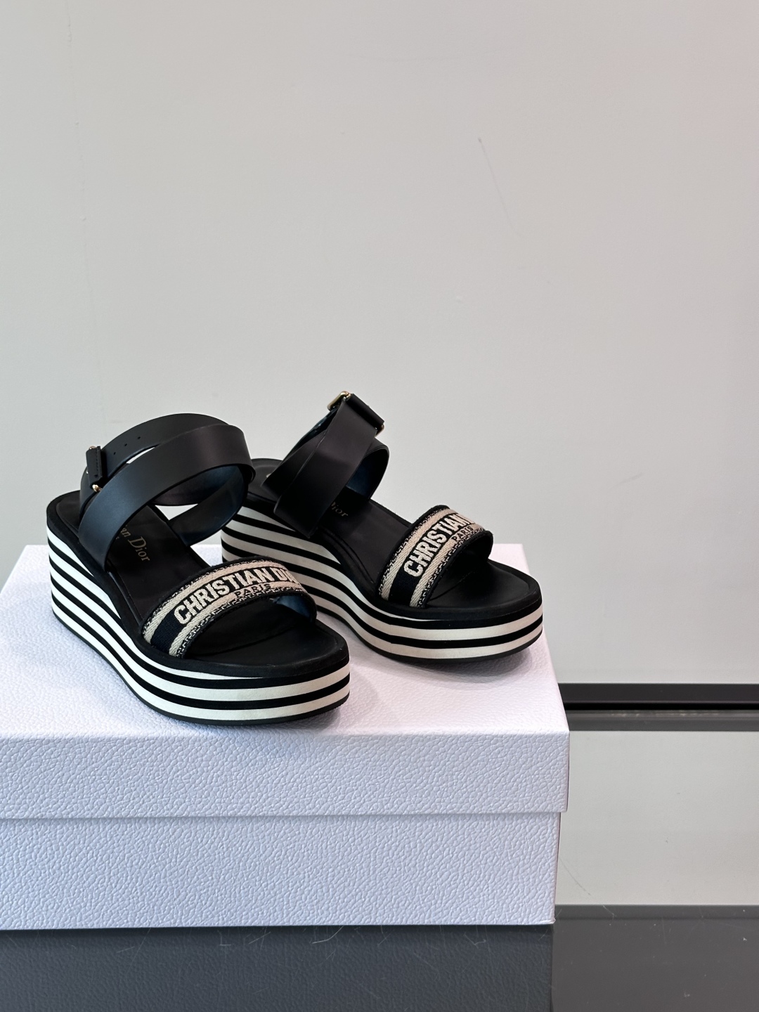 迪奥 Dior 2025Dway 早春新款一字拖坡跟女凉鞋 CD字母logo立体刺绣凉鞋 市面顶级版本材