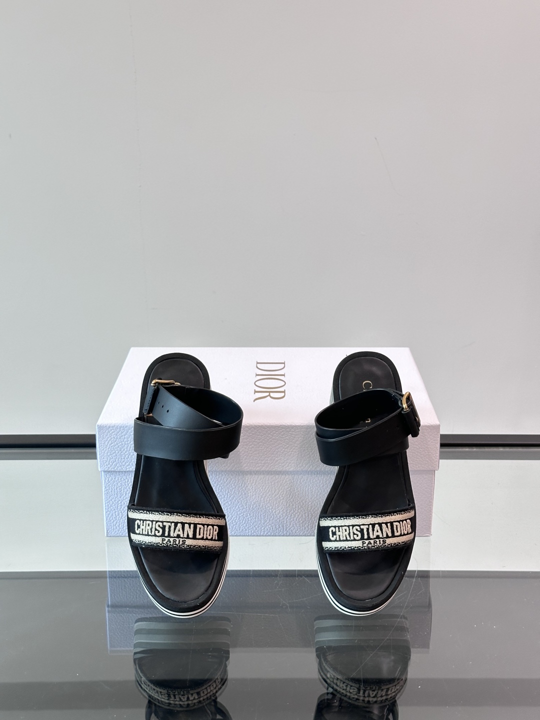 迪奥 Dior 2025Dway 早春新款一字拖坡跟女凉鞋 CD字母logo立体刺绣凉鞋 市面顶级版本材