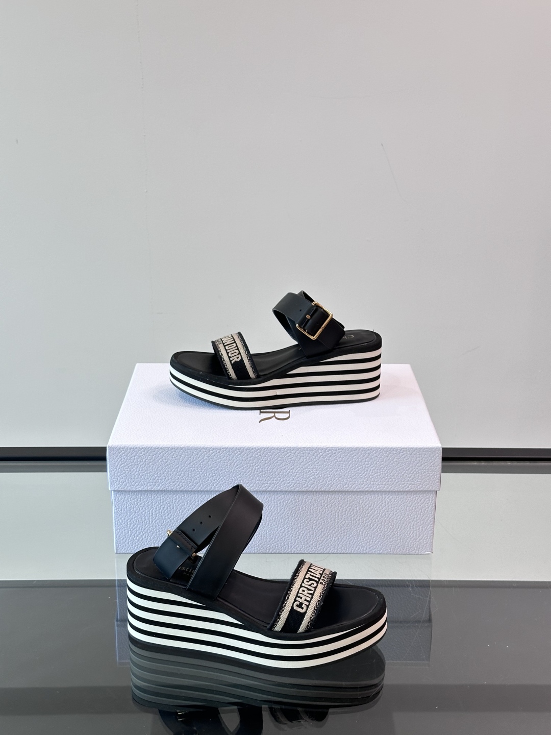 迪奥 Dior 2025Dway 早春新款一字拖坡跟女凉鞋 CD字母logo立体刺绣凉鞋 市面顶级版本材