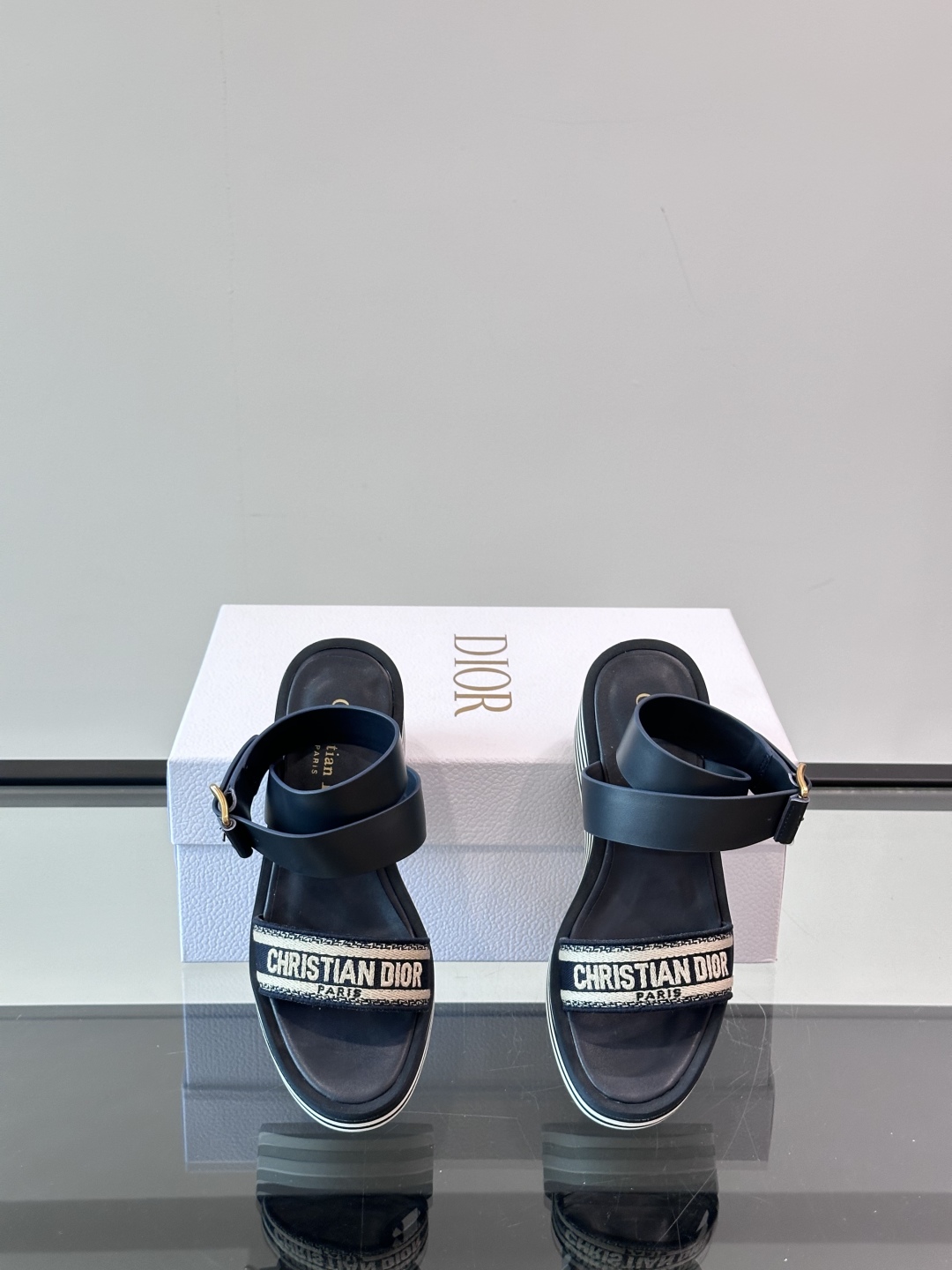 迪奥 Dior 2025Dway 早春新款一字拖坡跟女凉鞋 CD字母logo立体刺绣凉鞋 市面顶级版本材
