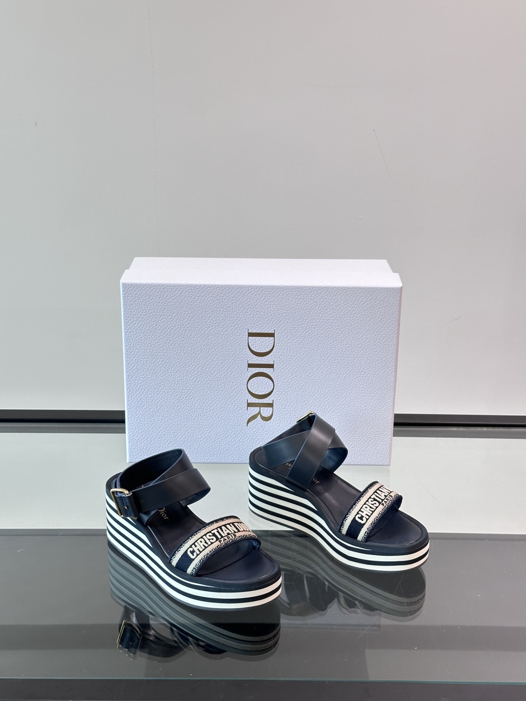 迪奥 Dior 2025Dway 早春新款一字拖坡跟女凉鞋 CD字母logo立体刺绣凉鞋 市面顶级版本材
