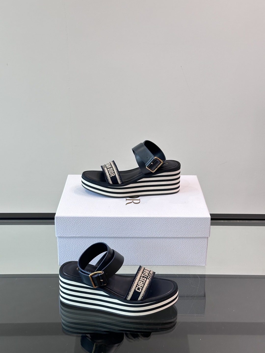 迪奥 Dior 2025Dway 早春新款一字拖坡跟女凉鞋 CD字母logo立体刺绣凉鞋 市面顶级版本材