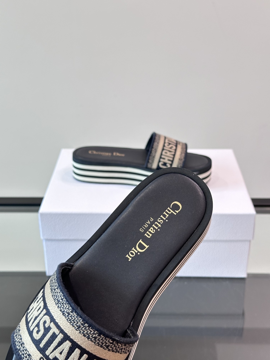 Dior 2025Dway 厚底凉拖春新款一字拖女凉鞋， CD字母logo立体刺绣凉鞋 ，黑色棉质刺绣面