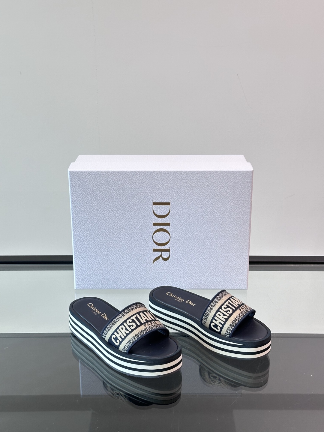 Dior 2025Dway 厚底凉拖春新款一字拖女凉鞋， CD字母logo立体刺绣凉鞋 ，黑色棉质刺绣面