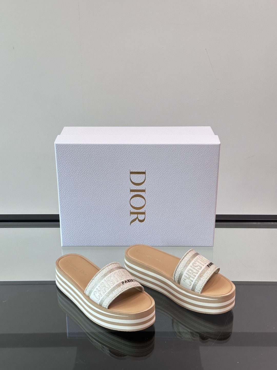 Dior 2025Dway 厚底凉拖春新款一字拖女凉鞋， CD字母logo立体刺绣凉鞋 ，黑色棉质刺绣面