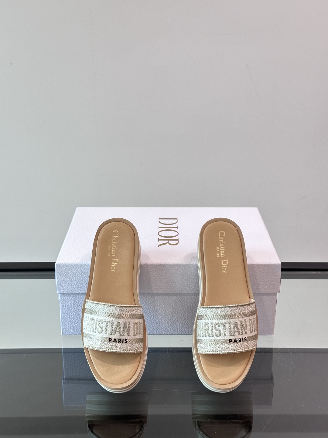 Dior 2025Dway 厚底凉拖春新款一字拖女凉鞋， CD字母logo立体刺绣凉鞋 ，黑色棉质刺绣面
