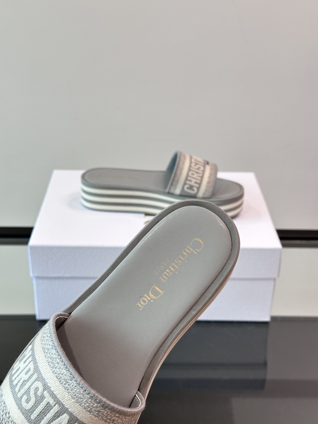 Dior 2025Dway 厚底凉拖春新款一字拖女凉鞋， CD字母logo立体刺绣凉鞋 ，黑色棉质刺绣面