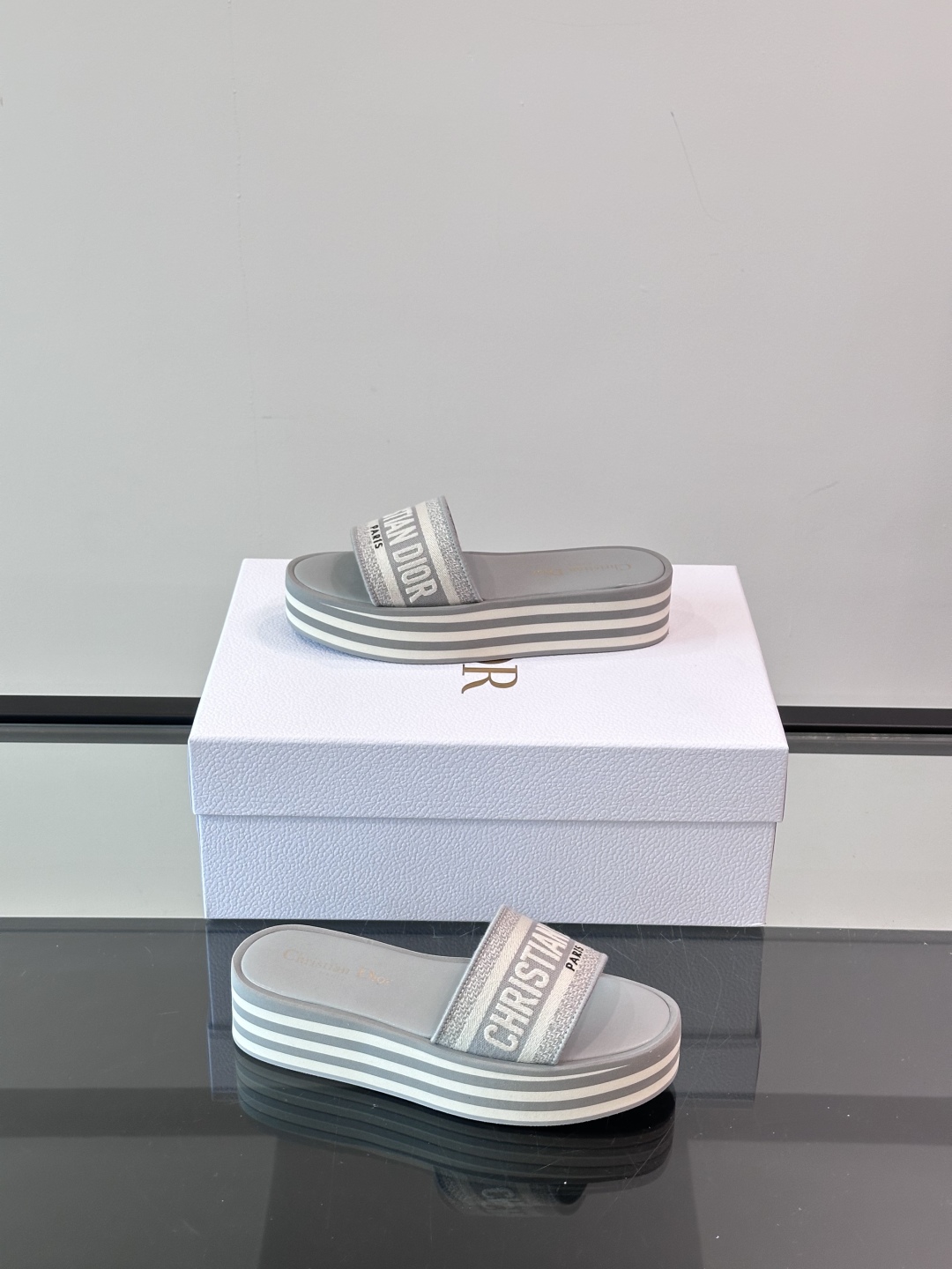 Dior 2025Dway 厚底凉拖春新款一字拖女凉鞋， CD字母logo立体刺绣凉鞋 ，黑色棉质刺绣面