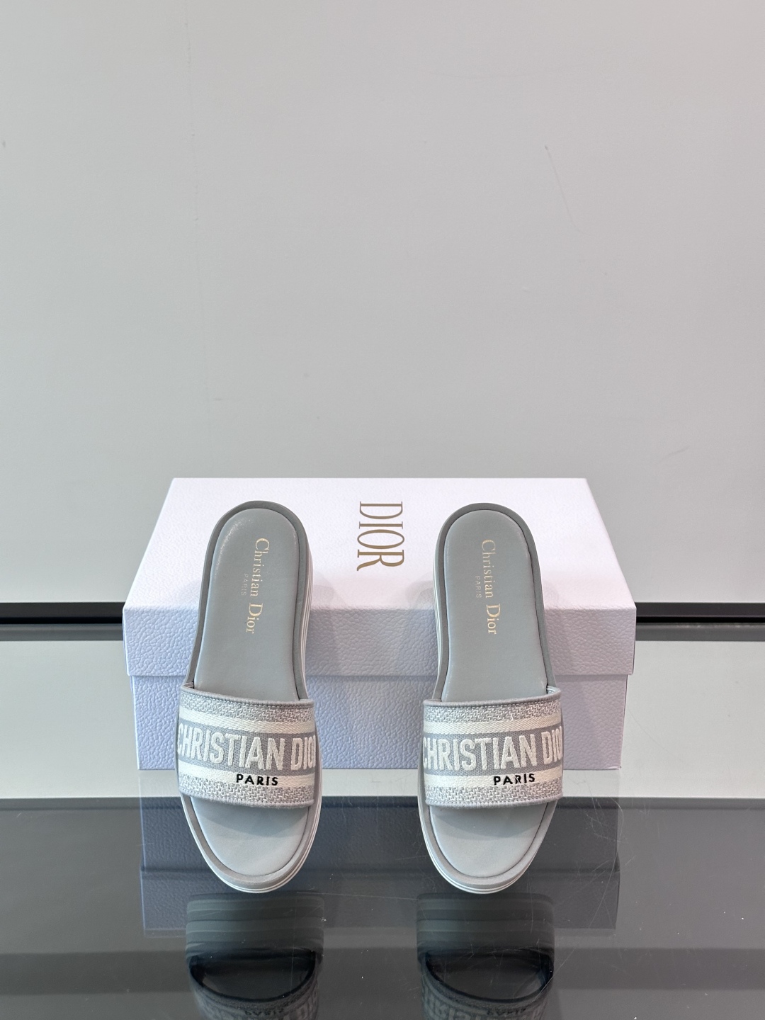 Dior 2025Dway 厚底凉拖春新款一字拖女凉鞋， CD字母logo立体刺绣凉鞋 ，黑色棉质刺绣面