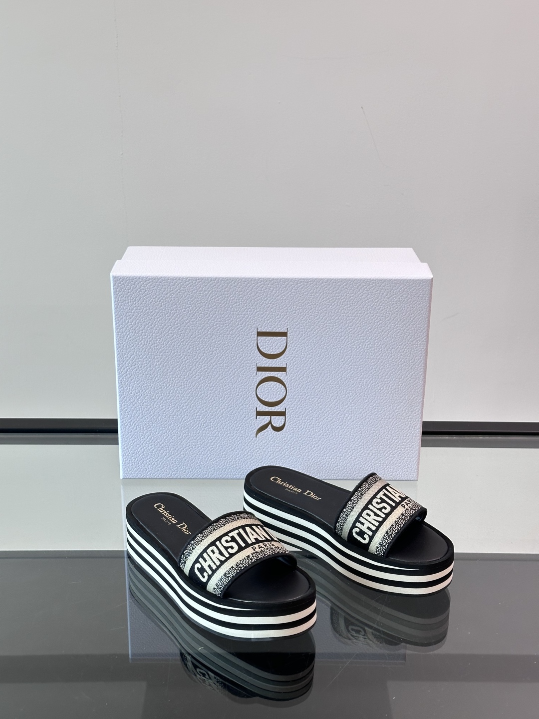 Dior 2025Dway 厚底凉拖春新款一字拖女凉鞋， CD字母logo立体刺绣凉鞋 ，黑色棉质刺绣面