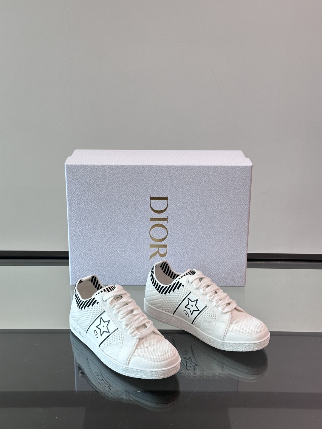 Dior Star ⭐️女款运动鞋最简约的设计才最百搭！鞋面采用科技针织面料。又透气也很耐脏哦！不管是搭
