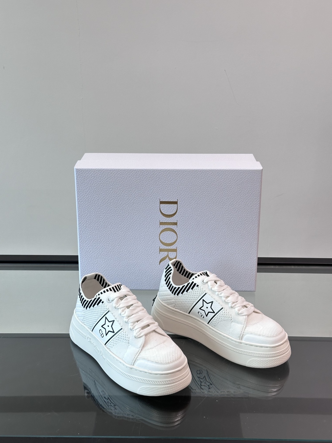 Dior Star ⭐️女款厚底运动鞋最简约的设计才最百搭！鞋面采用科技针织面料。又透气也很耐脏哦！不管