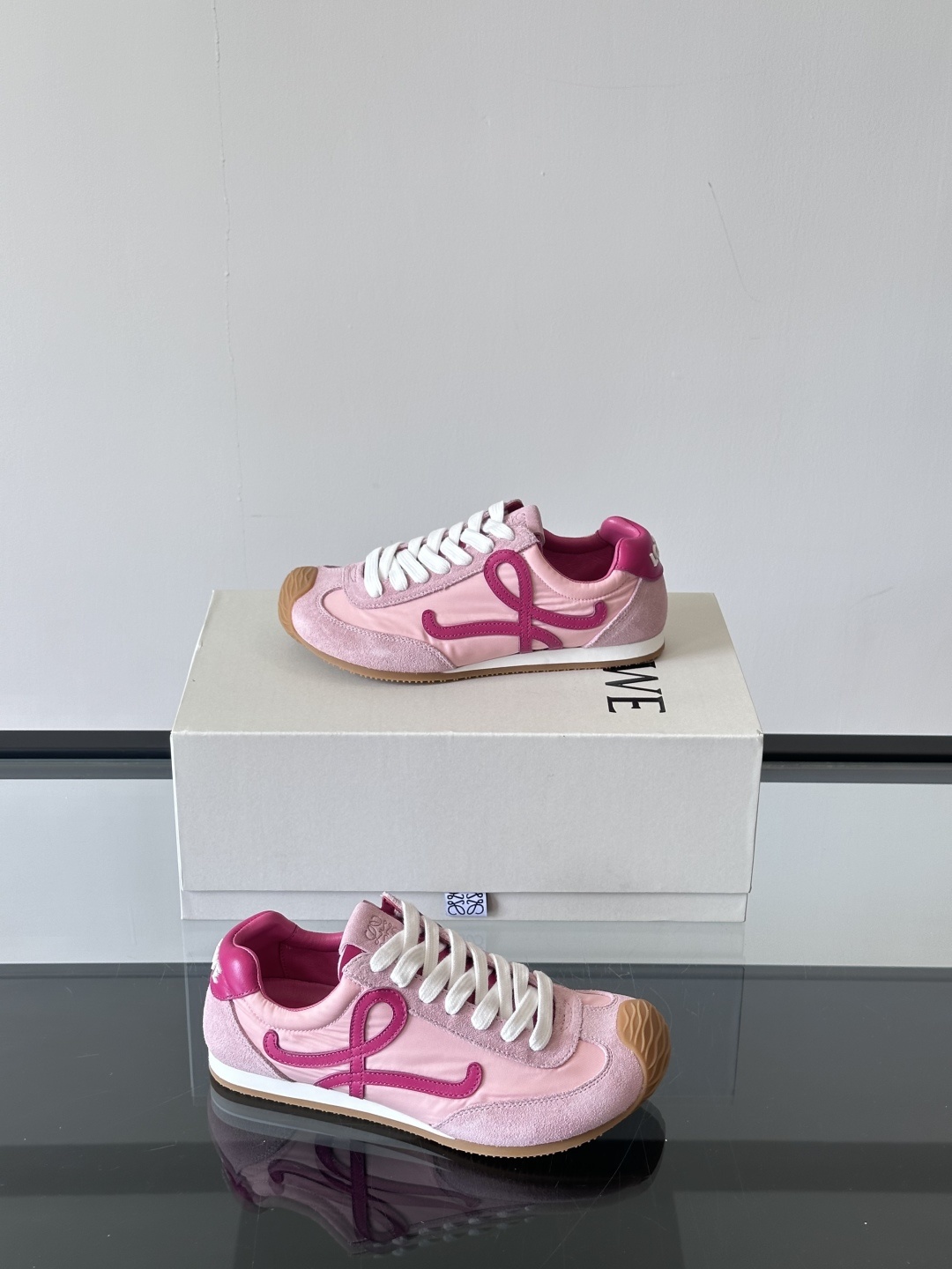 𝐋𝐎𝐄𝐖𝐄罗意威新版大头运动鞋Ballet Runner2.0芭蕾阿甘鞋,鞋头的设计更有趣味性,脚后跟设