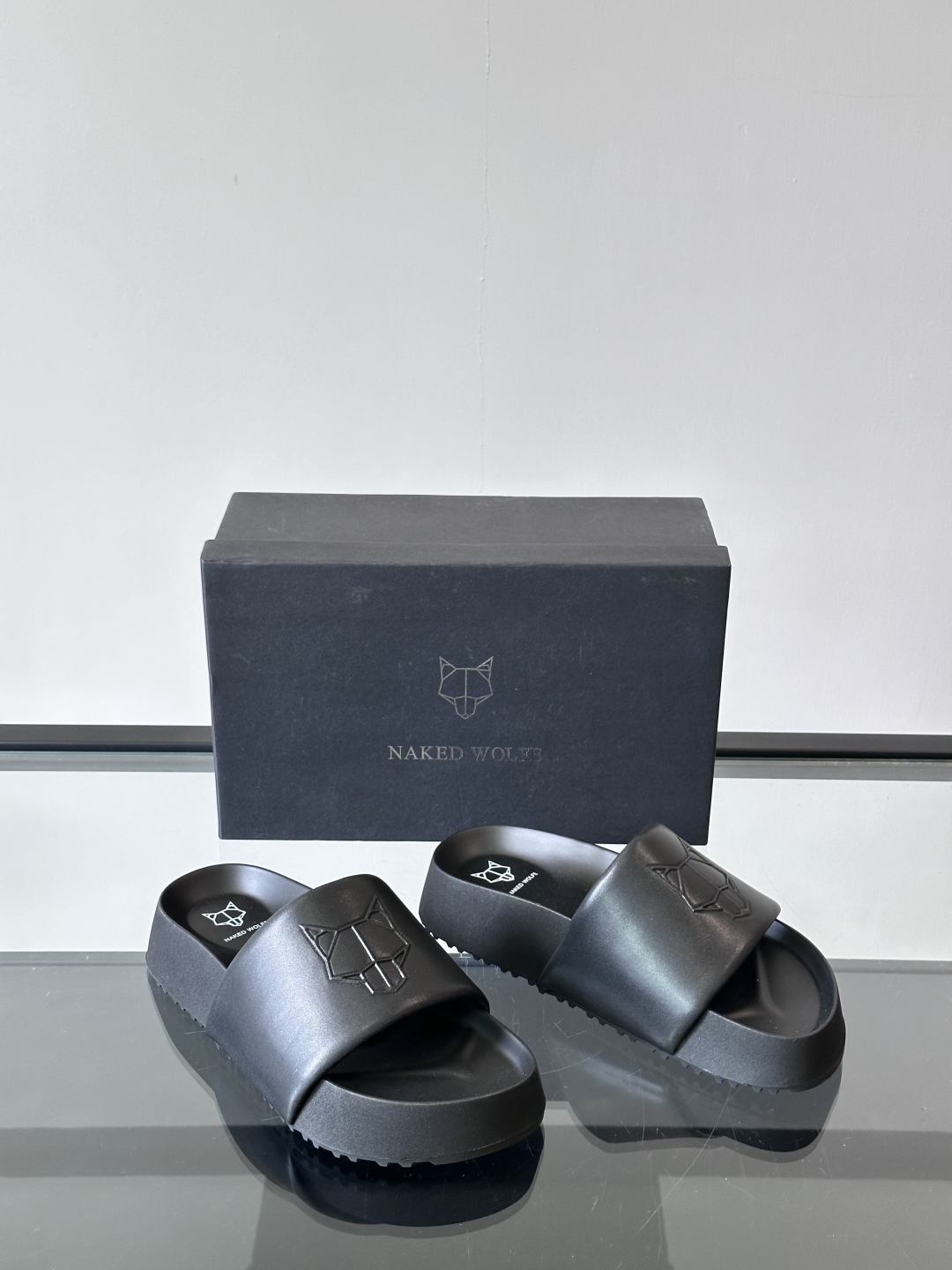 NAKED WOLFE新款🆕高端男士拖鞋🩴，高端精品，原版牛皮材质，精细做工，鞋底超软，休闲宽松舒适型，