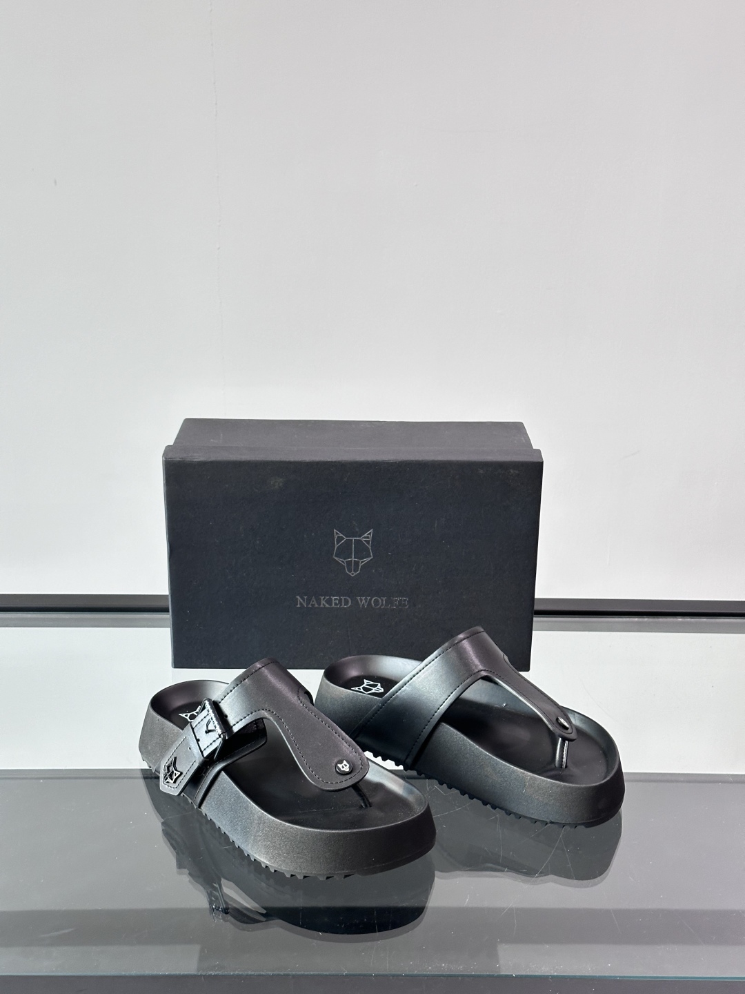 NAKED WOLFE新款🆕高端男士拖鞋凉鞋🩴，高端精品，原版牛皮材质，精细做工，鞋底超软，休闲宽松舒适