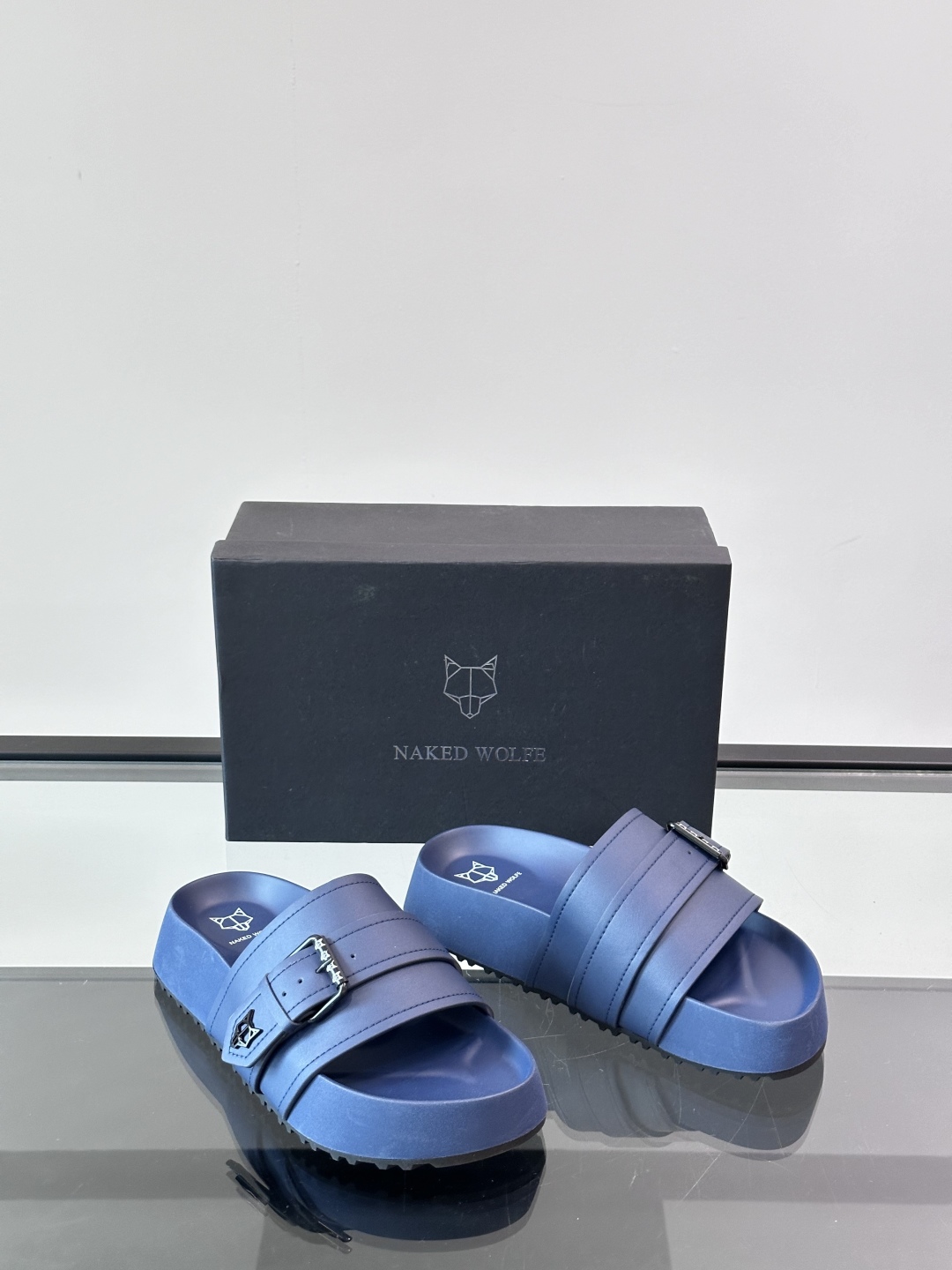 NAKED WOLFE新款🆕高端男士拖鞋凉鞋🩴，高端精品，原版牛皮材质，精细做工，鞋底超软，休闲宽松舒适
