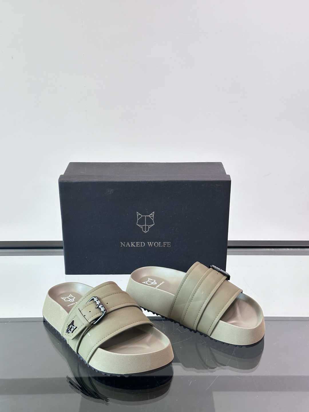 NAKED WOLFE新款🆕高端男士拖鞋凉鞋🩴，高端精品，原版牛皮材质，精细做工，鞋底超软，休闲宽松舒适