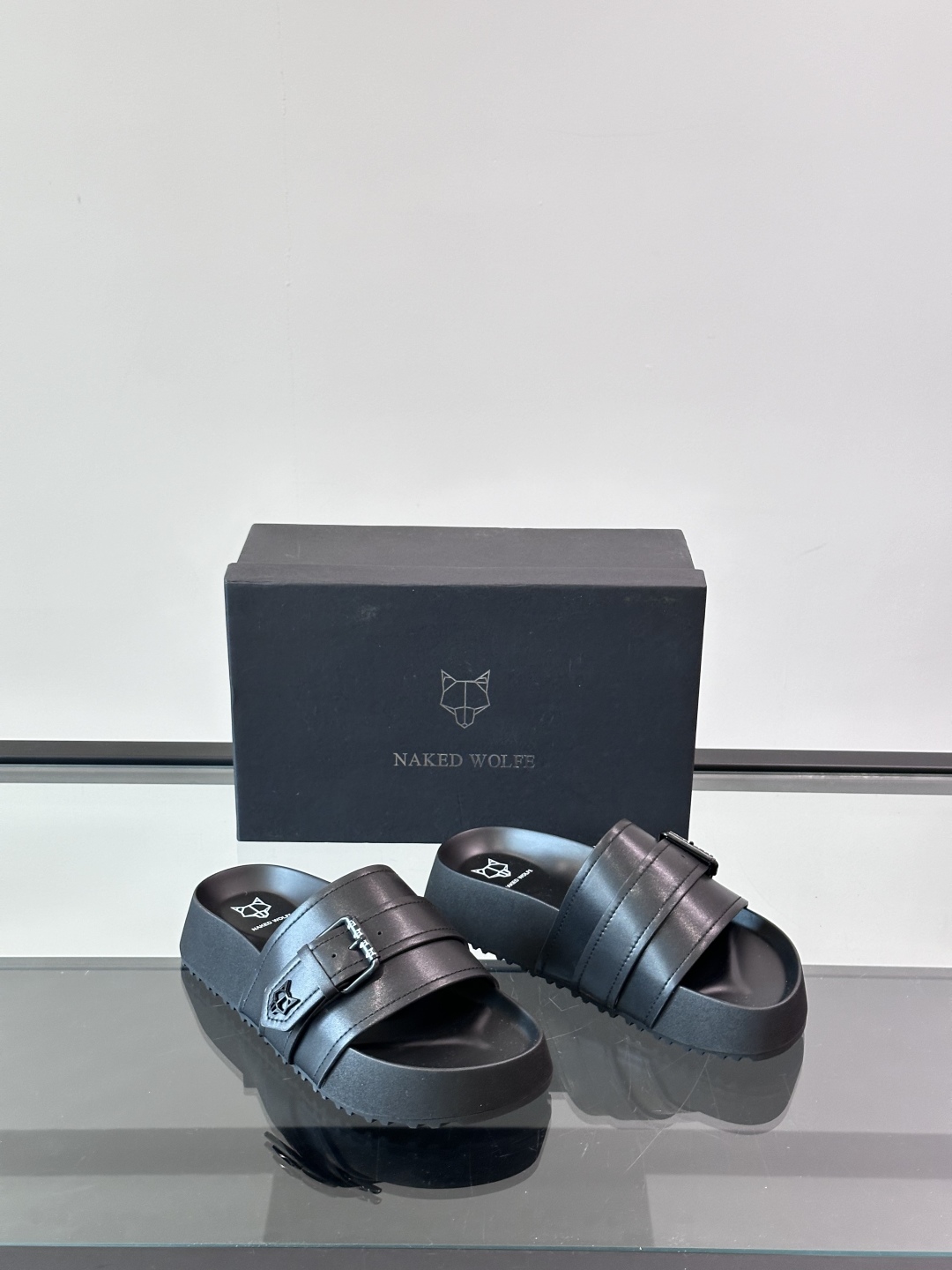 NAKED WOLFE新款🆕高端男士拖鞋凉鞋🩴，高端精品，原版牛皮材质，精细做工，鞋底超软，休闲宽松舒适