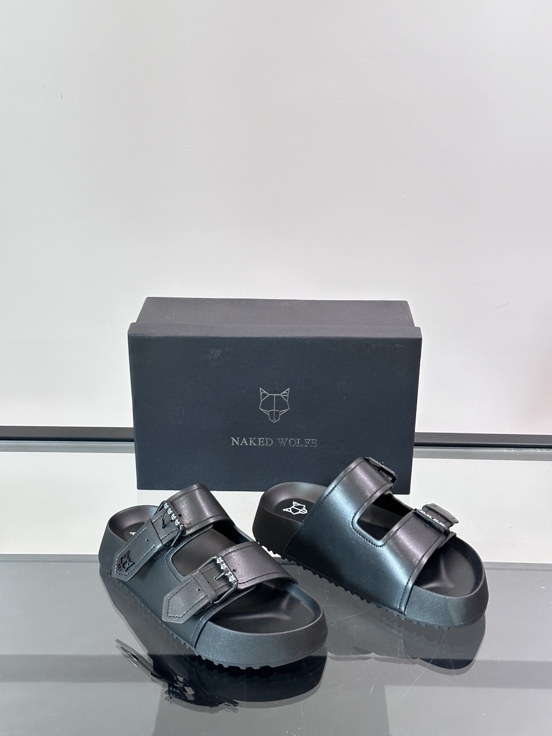 NAKED WOLFE新款🆕高端男士拖鞋凉鞋🩴，高端精品，原版牛皮材质，精细做工，鞋底超软，休闲宽松舒适