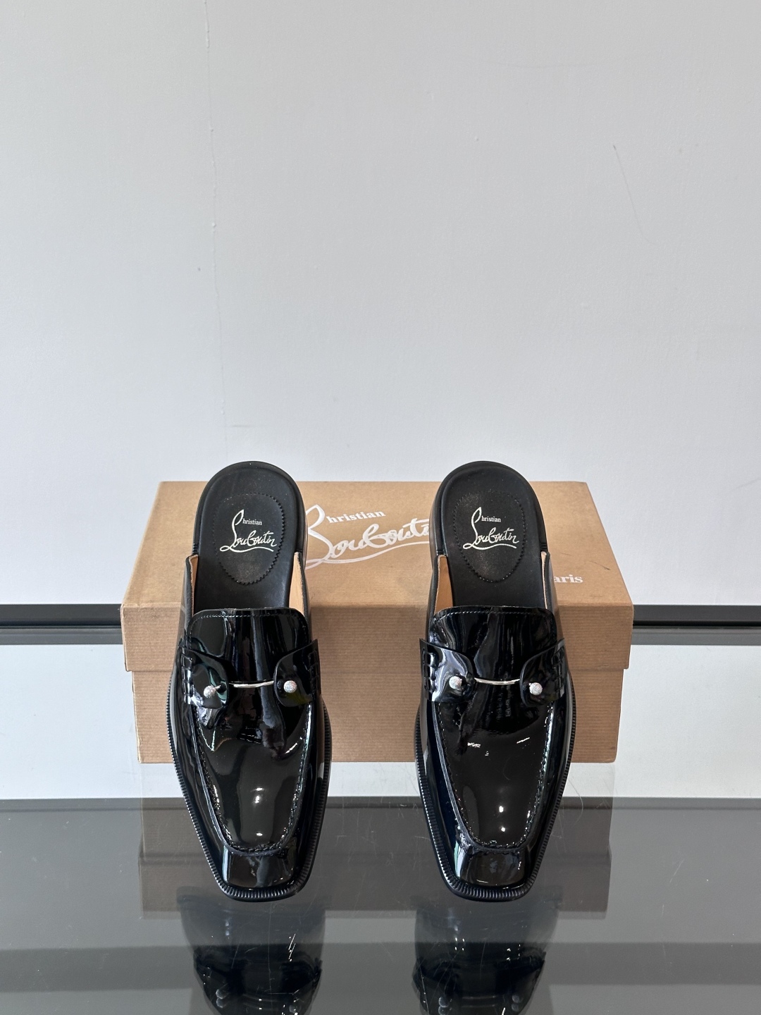 Christia*.Loubouti*高端男士半拖凉鞋。原版真牛皮大红底，意大利进口牛皮大底，头层牛皮，