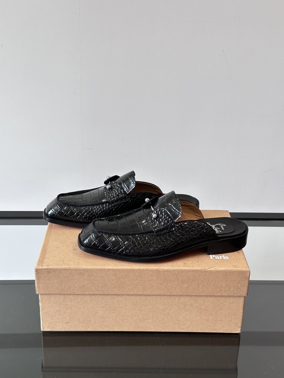Christia*.Loubouti*高端男士半拖凉鞋。原版真牛皮大红底，意大利进口牛皮大底，头层牛皮，