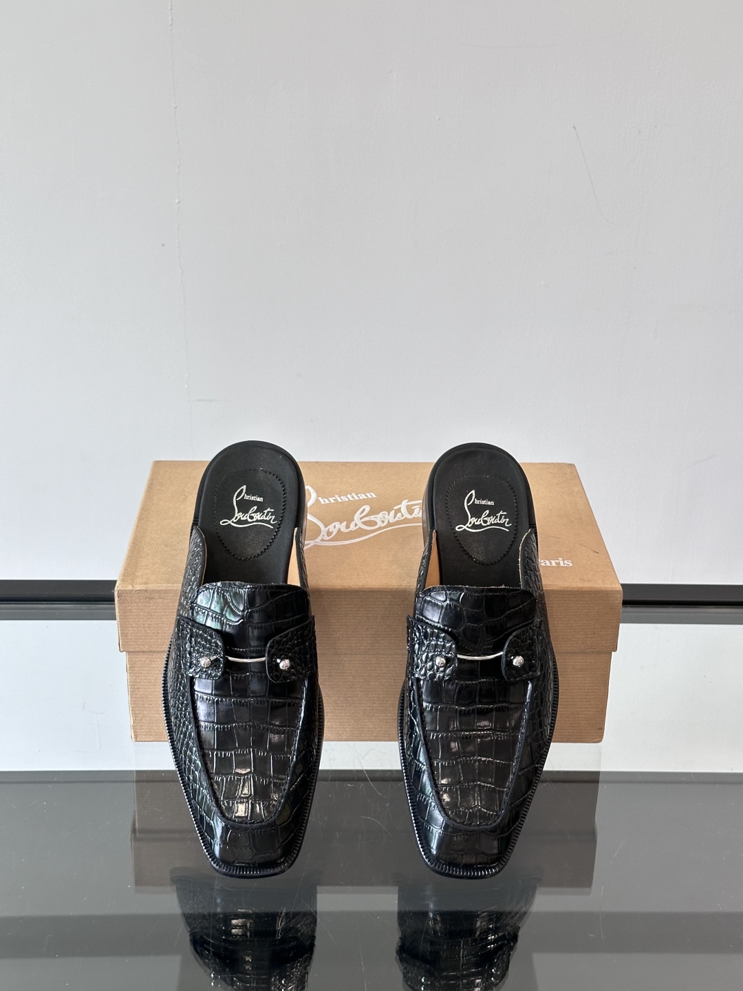 Christia*.Loubouti*高端男士半拖凉鞋。原版真牛皮大红底，意大利进口牛皮大底，头层牛皮，