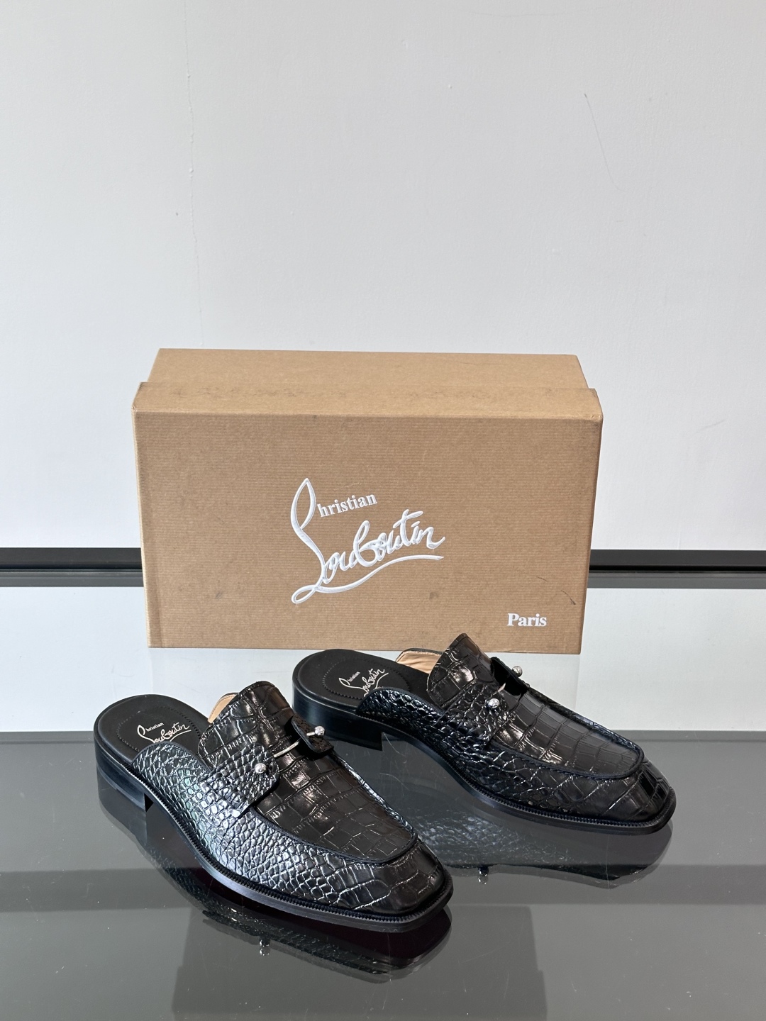 Christia*.Loubouti*高端男士半拖凉鞋。原版真牛皮大红底，意大利进口牛皮大底，头层牛皮，