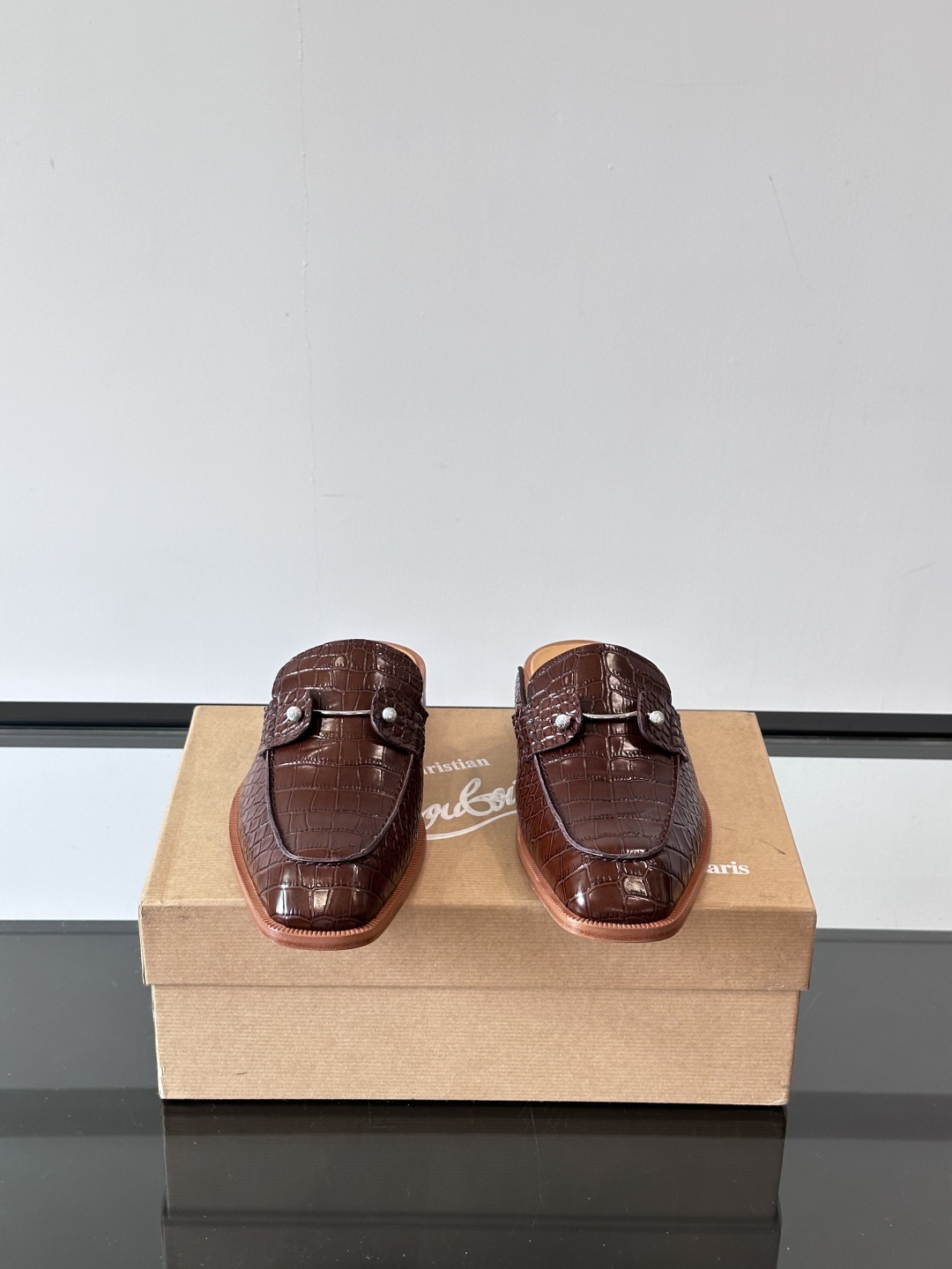 Christia*.Loubouti*高端男士半拖凉鞋。原版真牛皮大红底，意大利进口牛皮大底，头层牛皮，