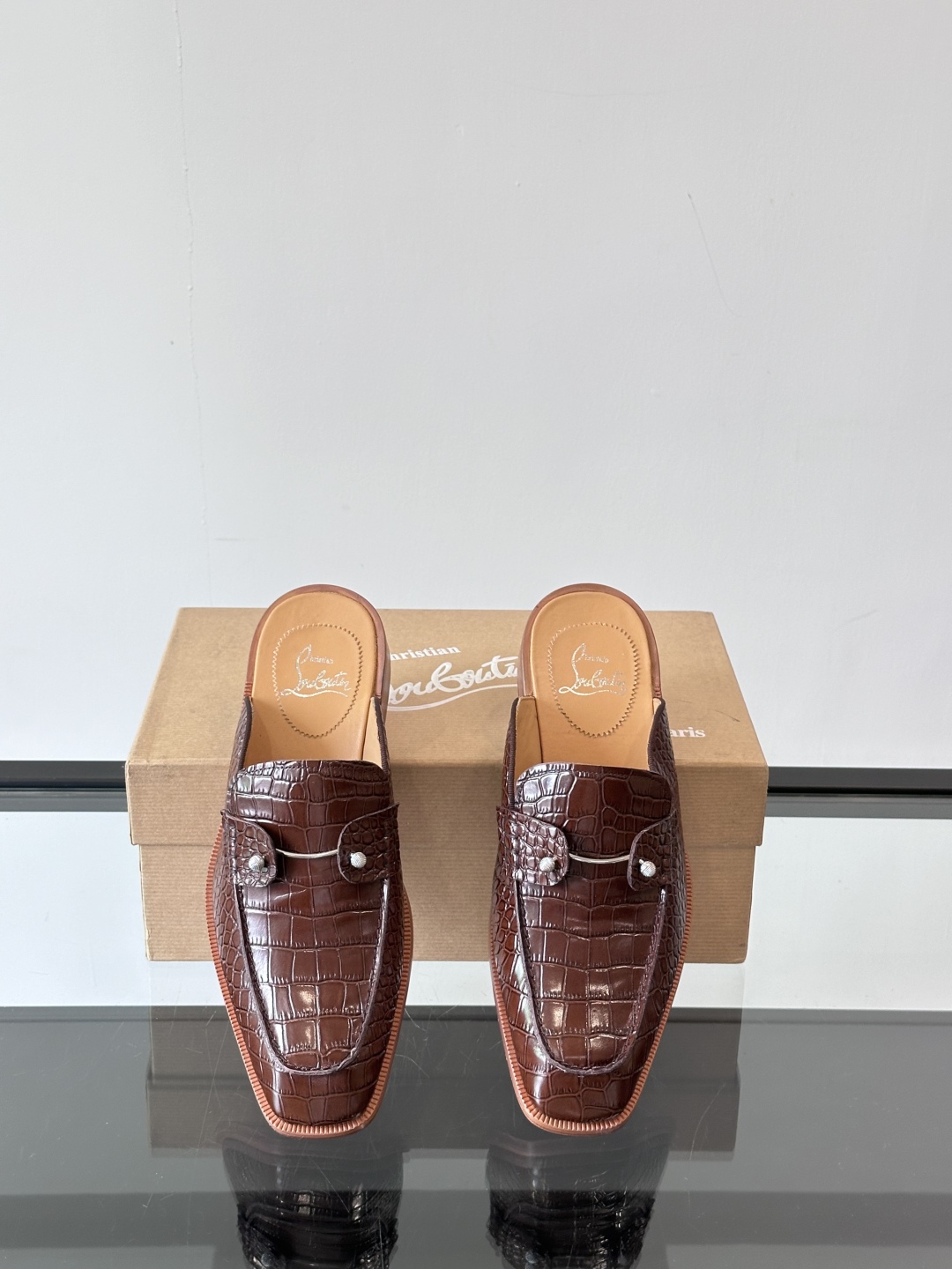 Christia*.Loubouti*高端男士半拖凉鞋。原版真牛皮大红底，意大利进口牛皮大底，头层牛皮，