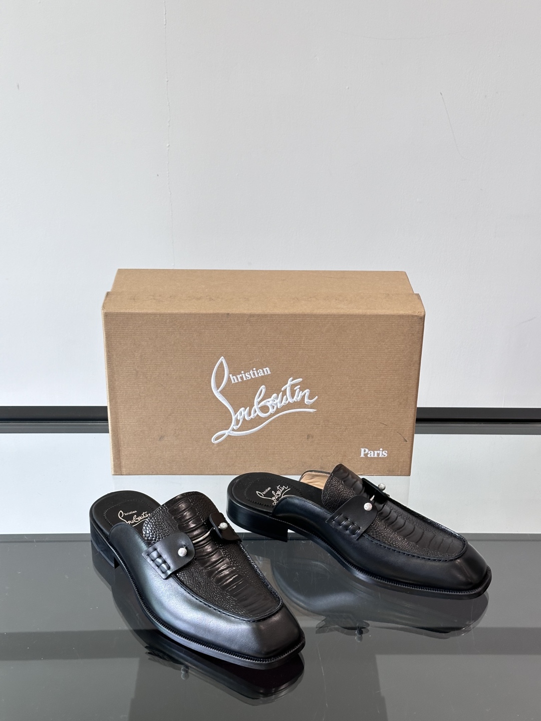Christia*.Loubouti*高端男士半拖凉鞋。原版真牛皮大红底，意大利进口牛皮大底，头层牛皮，