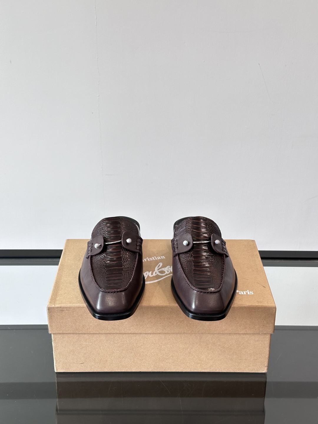 Christia*.Loubouti*高端男士半拖凉鞋。原版真牛皮大红底，意大利进口牛皮大底，头层牛皮，