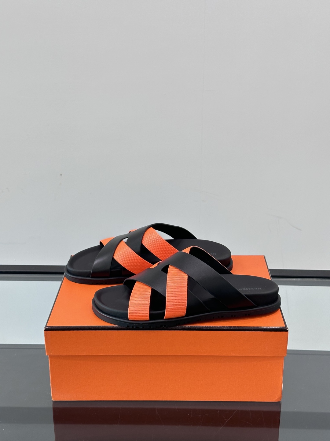 ◾️▫️Hermes 高端真皮男士拖鞋，高品质经典单品，用料上乘考究，版型宽松舒适，推荐入手，鞋面选用进