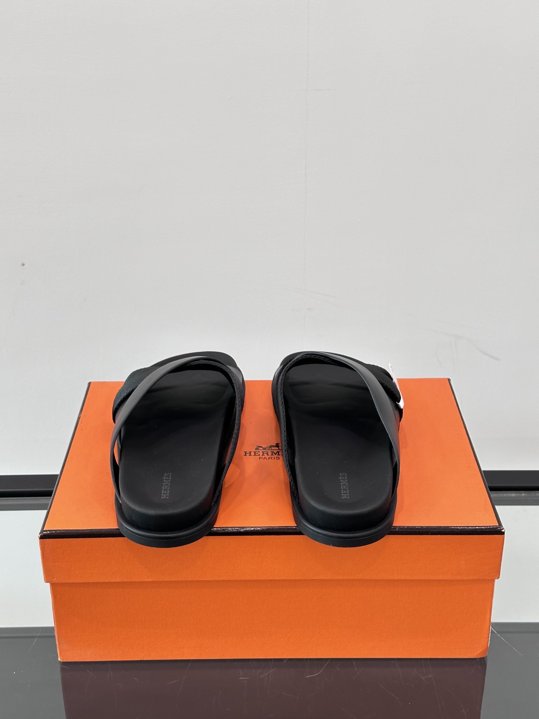 ◾️▫️Hermes 高端真皮男士拖鞋，高品质经典单品，用料上乘考究，版型宽松舒适，推荐入手，鞋面选用进