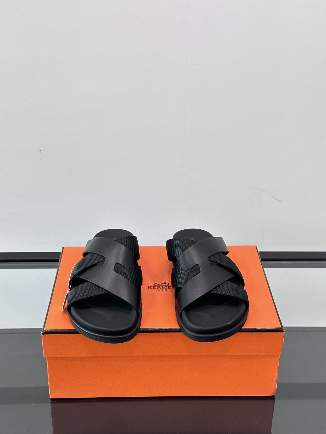 ◾️▫️Hermes 高端真皮男士拖鞋，高品质经典单品，用料上乘考究，版型宽松舒适，推荐入手，鞋面选用进
