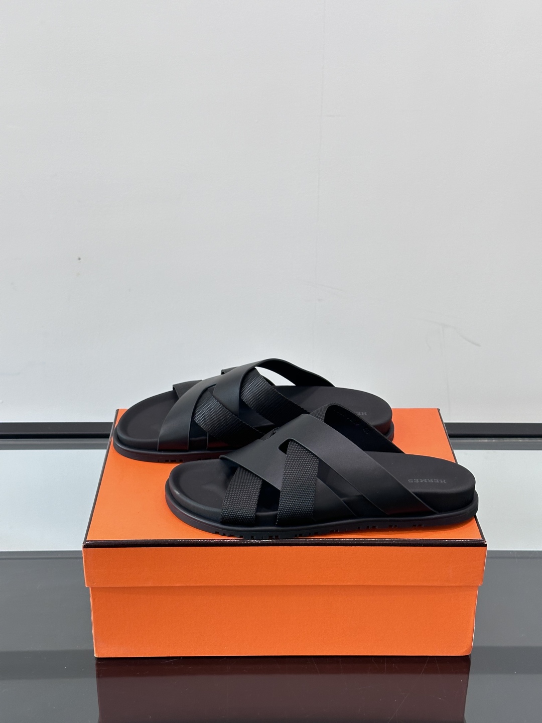 ◾️▫️Hermes 高端真皮男士拖鞋，高品质经典单品，用料上乘考究，版型宽松舒适，推荐入手，鞋面选用进