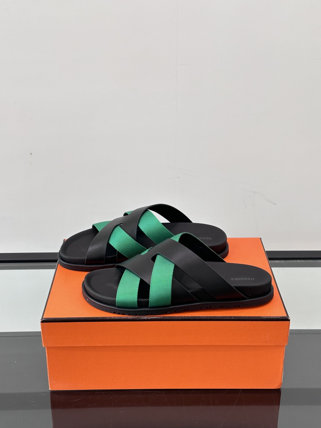◾️▫️Hermes 高端真皮男士拖鞋，高品质经典单品，用料上乘考究，版型宽松舒适，推荐入手，鞋面选用进