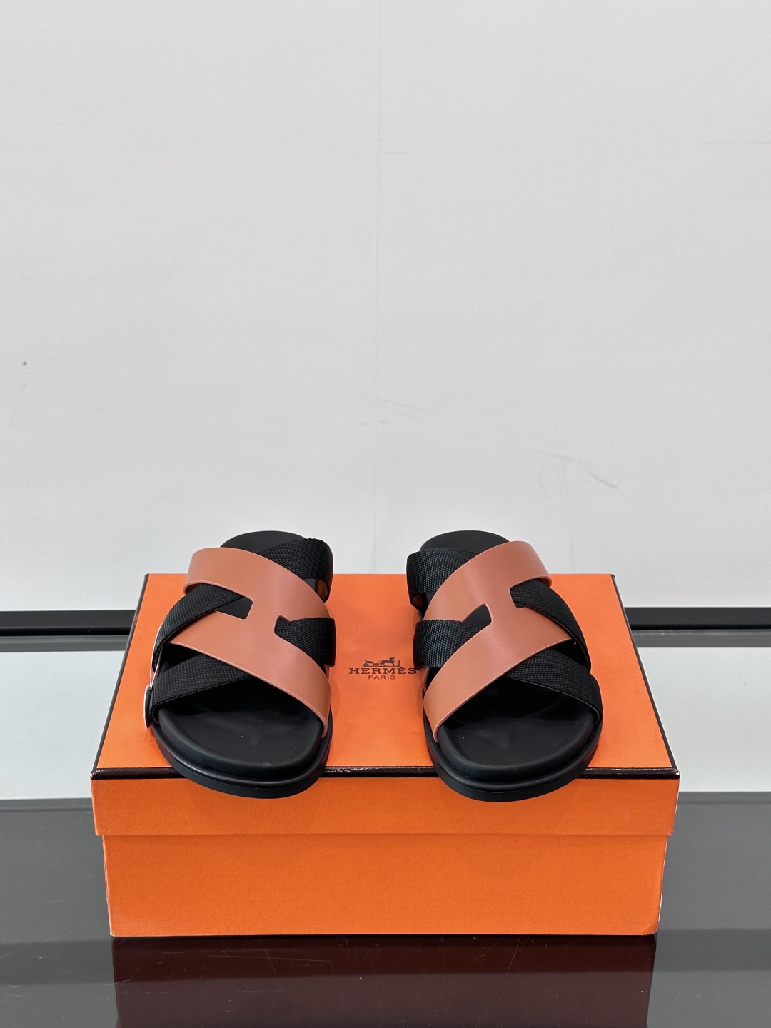 ◾️▫️Hermes 高端真皮男士拖鞋，高品质经典单品，用料上乘考究，版型宽松舒适，推荐入手，鞋面选用进