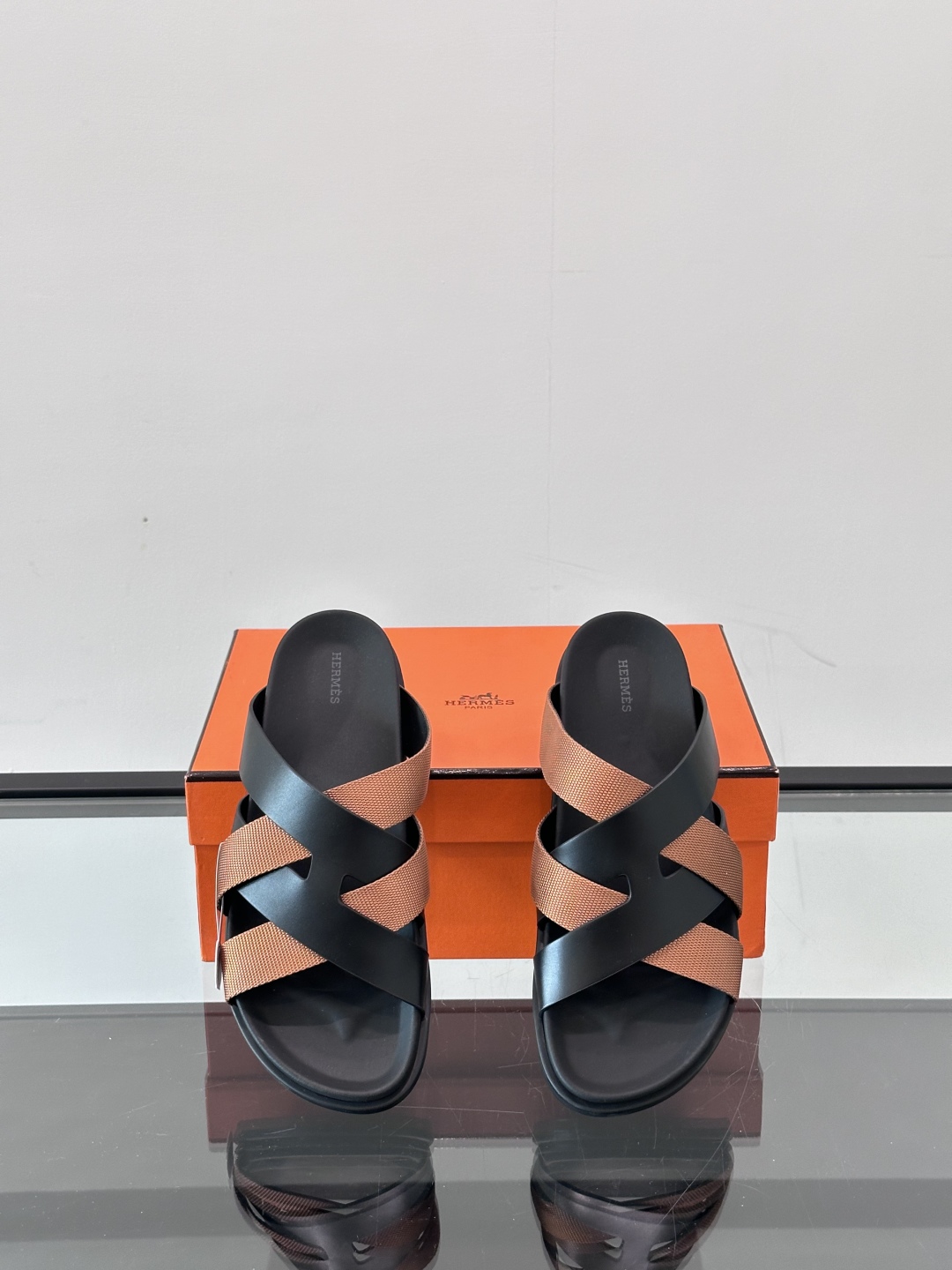 ◾️▫️Hermes 高端真皮男士拖鞋，高品质经典单品，用料上乘考究，版型宽松舒适，推荐入手，鞋面选用进