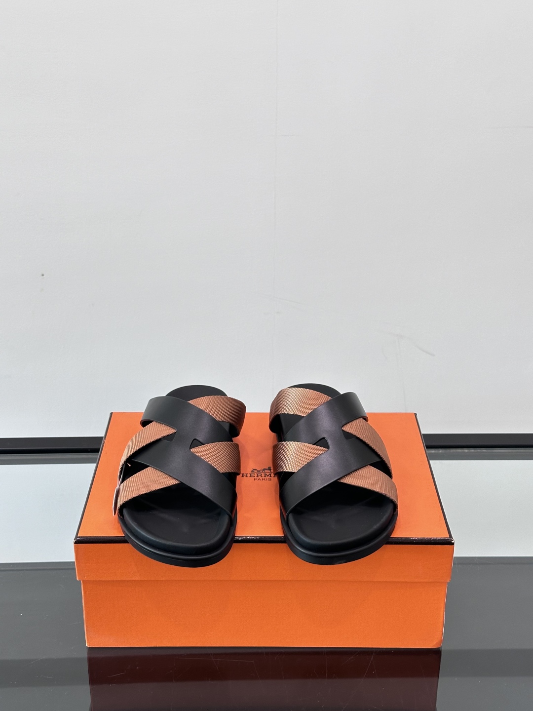 ◾️▫️Hermes 高端真皮男士拖鞋，高品质经典单品，用料上乘考究，版型宽松舒适，推荐入手，鞋面选用进