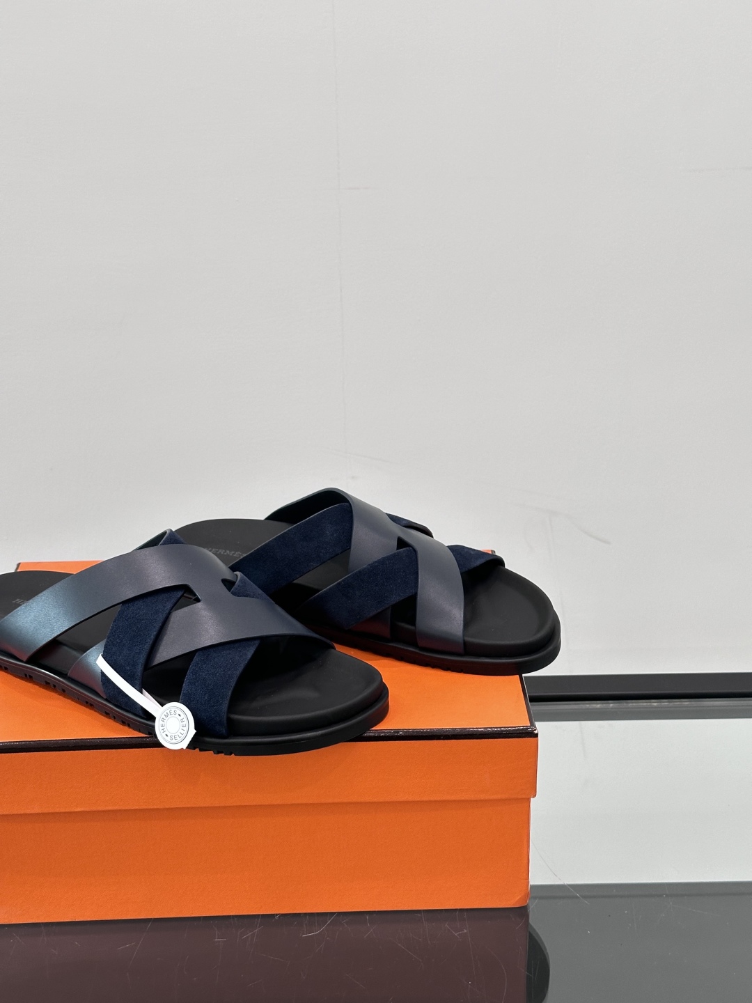 ◾️▫️Hermes 高端真皮男士拖鞋，高品质经典单品，用料上乘考究，版型宽松舒适，推荐入手，鞋面选用进