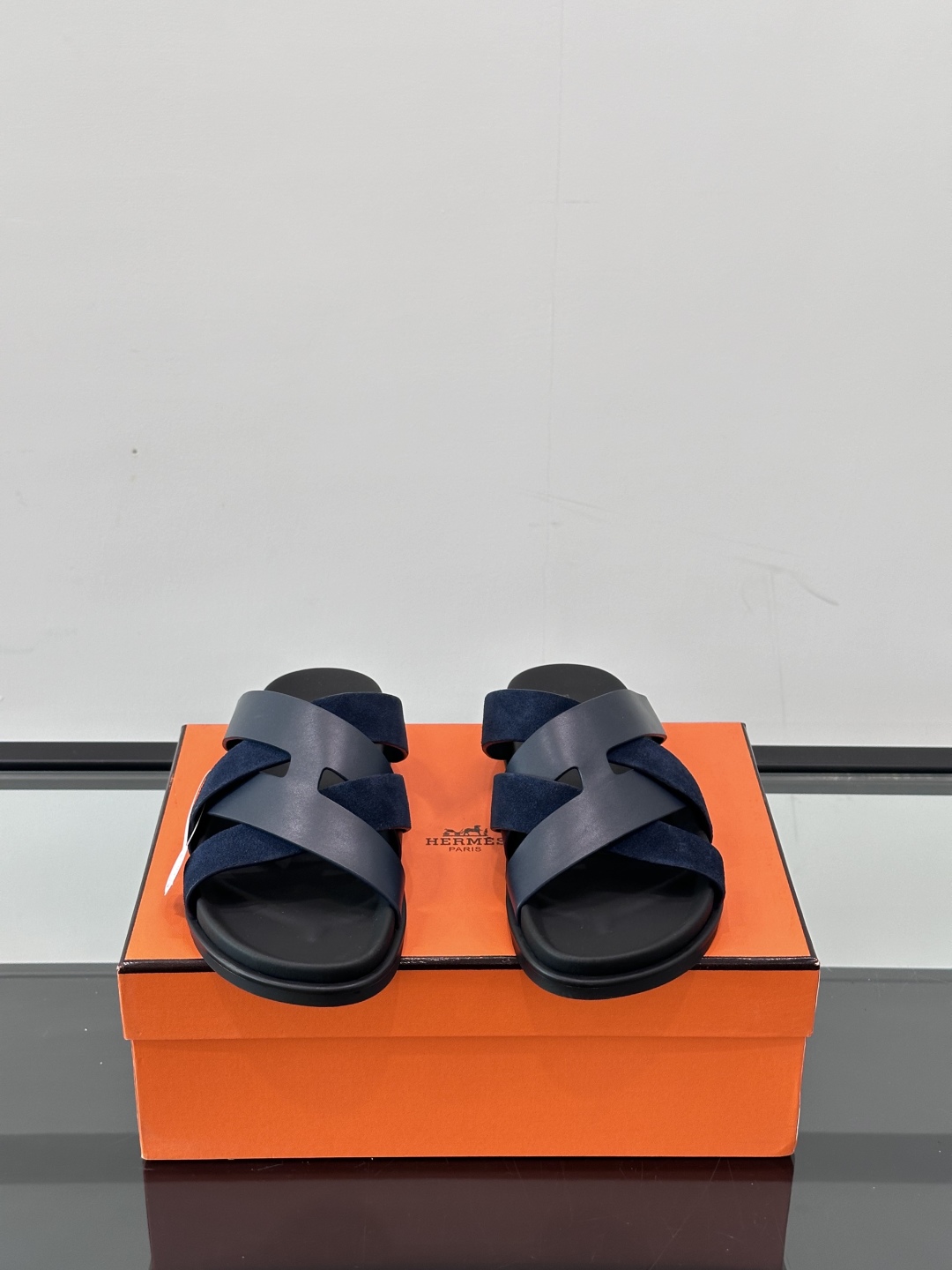 ◾️▫️Hermes 高端真皮男士拖鞋，高品质经典单品，用料上乘考究，版型宽松舒适，推荐入手，鞋面选用进