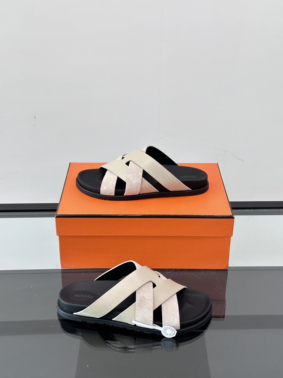 ◾️▫️Hermes 高端真皮男士拖鞋，高品质经典单品，用料上乘考究，版型宽松舒适，推荐入手，鞋面选用进