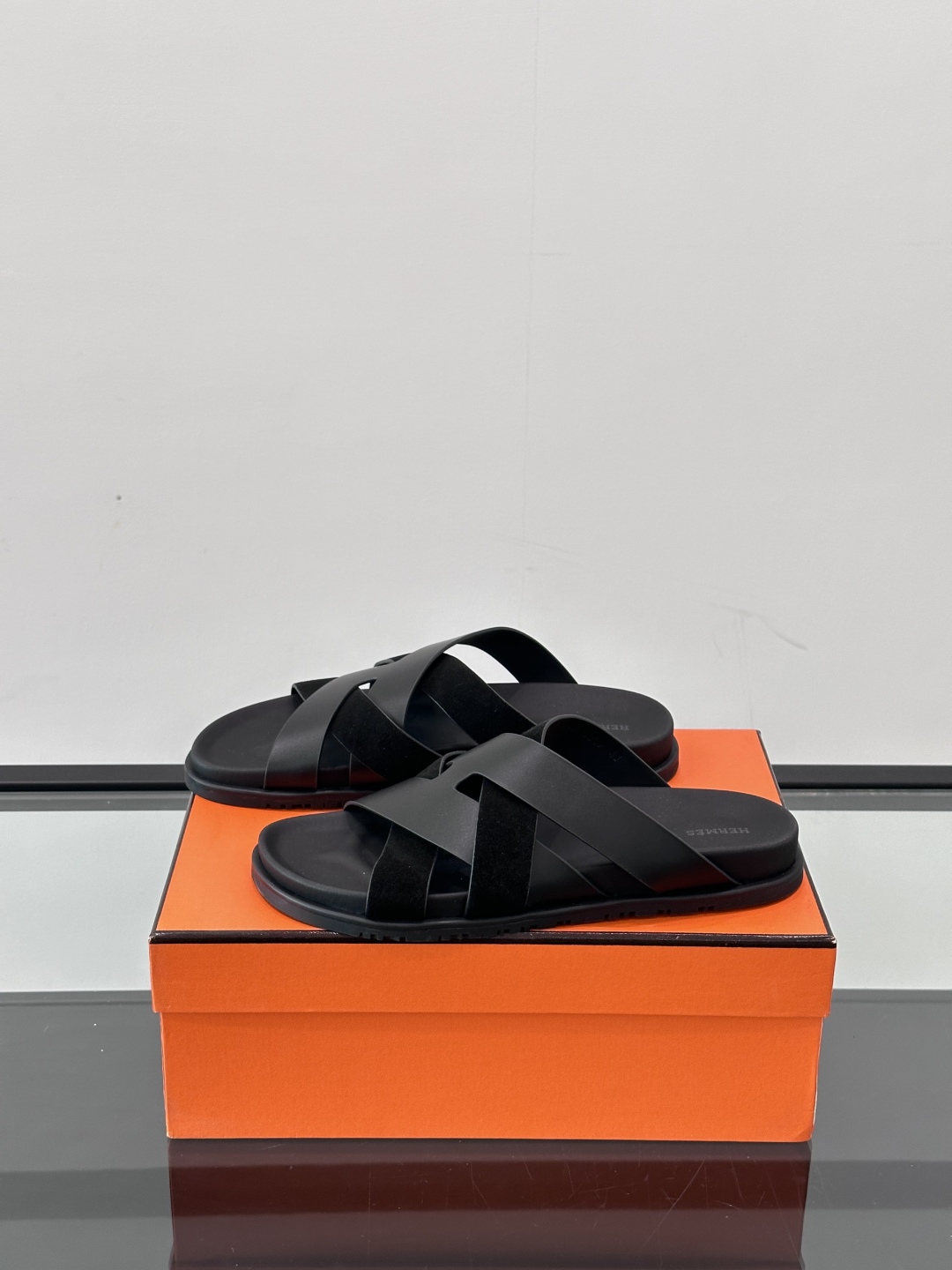 ◾️▫️Hermes 高端真皮男士拖鞋，高品质经典单品，用料上乘考究，版型宽松舒适，推荐入手，鞋面选用进