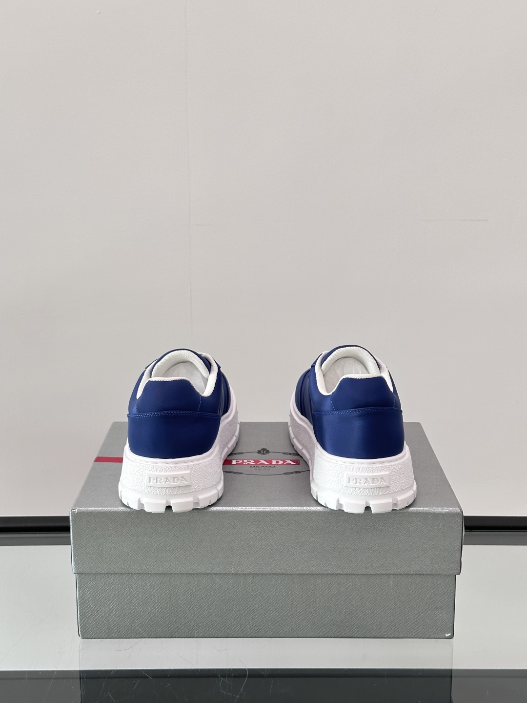 Prada/普拉达 男士新款运动休闲鞋，这款运动鞋鞋面采用科技面料。外侧饰以P家经典金属三角珐琅徽标，真