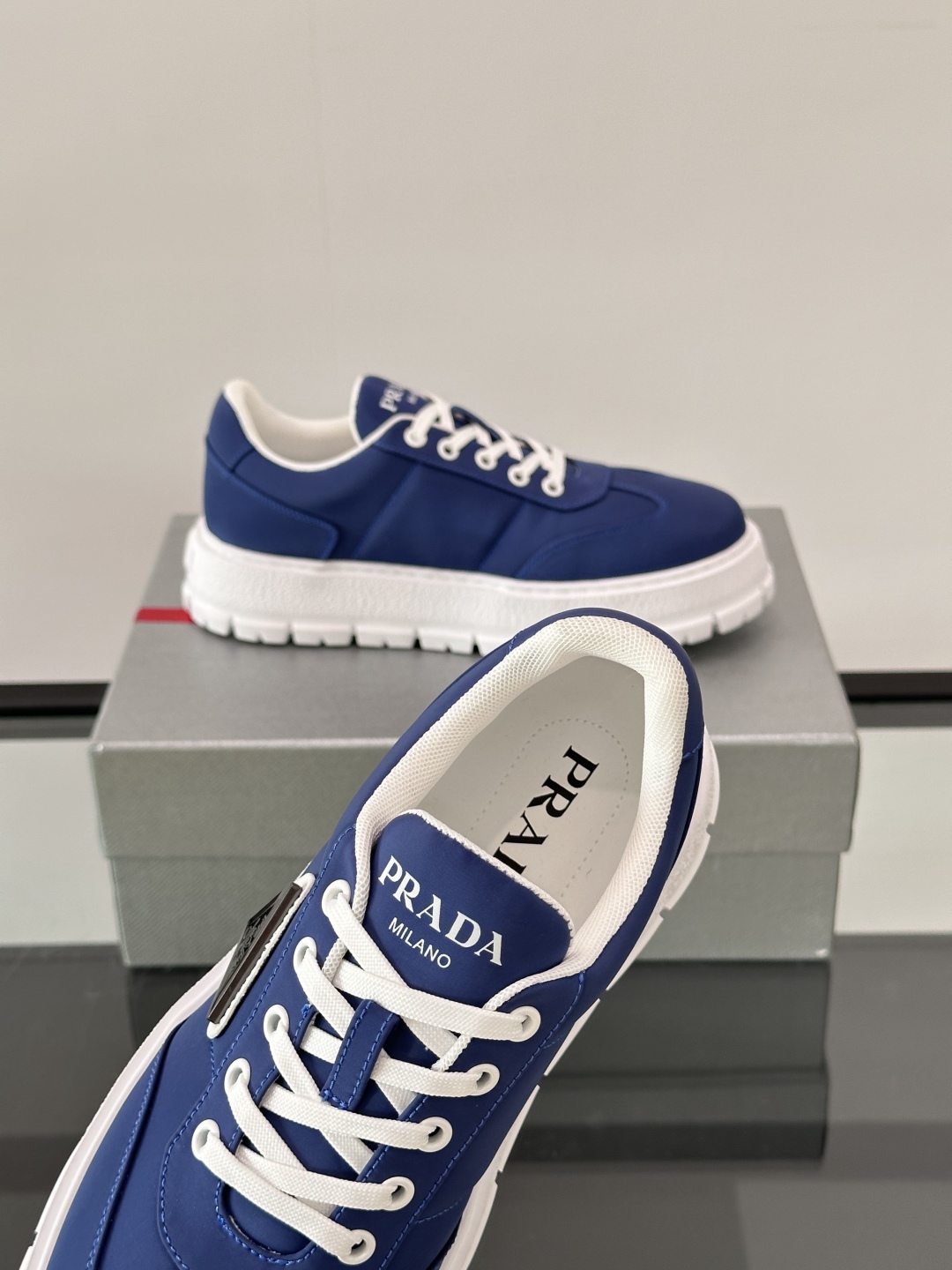Prada/普拉达 男士新款运动休闲鞋，这款运动鞋鞋面采用科技面料。外侧饰以P家经典金属三角珐琅徽标，真