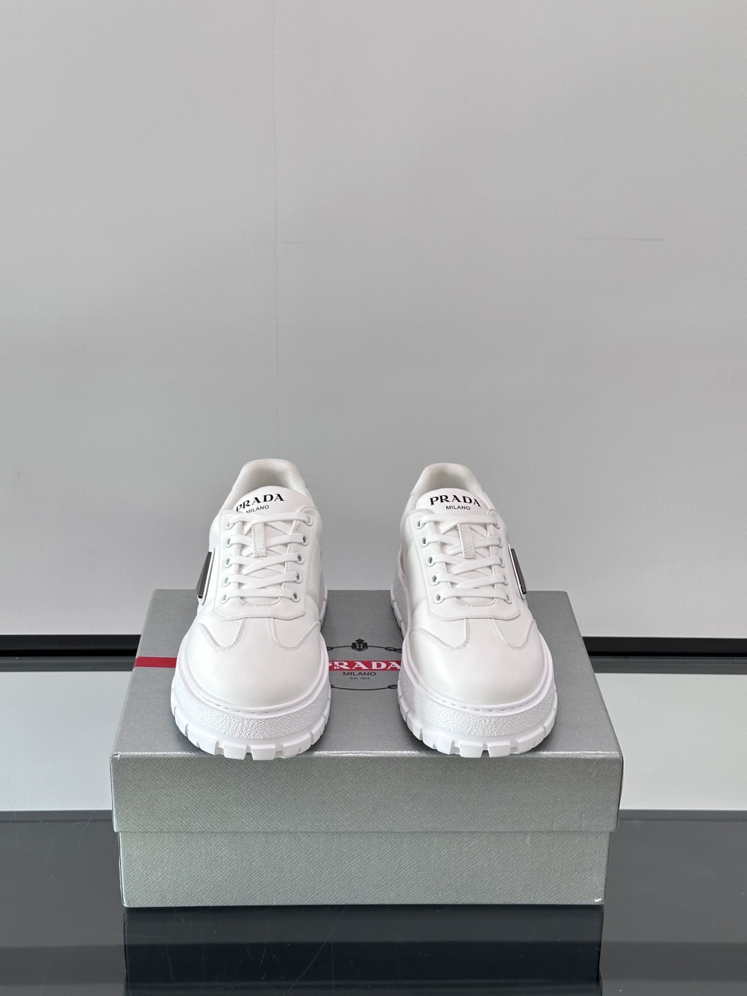 Prada/普拉达 男士新款运动休闲鞋，这款运动鞋鞋面采用科技面料。外侧饰以P家经典金属三角珐琅徽标，真