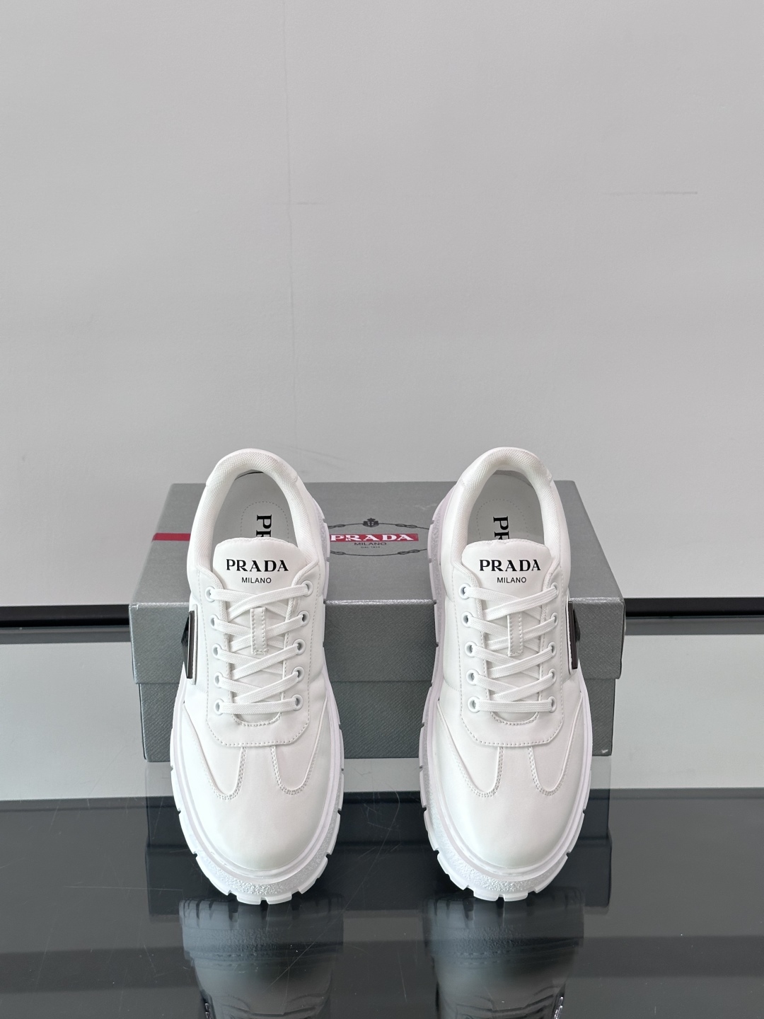 Prada/普拉达 男士新款运动休闲鞋，这款运动鞋鞋面采用科技面料。外侧饰以P家经典金属三角珐琅徽标，真